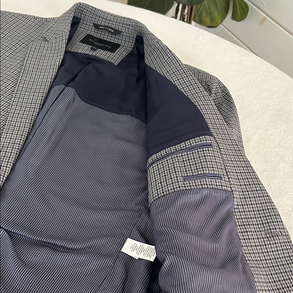 Banana Republic Men's Blue and Gray Check Blazer. Size 42S - Picture 5 of 12